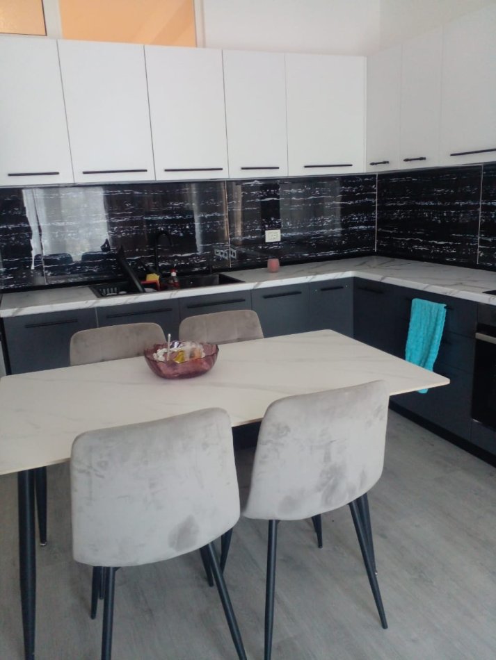 Tirane, jepet me qera apartament 2+1+Ballkon Kati 3, 80 m² 650 € (5 MAJ)