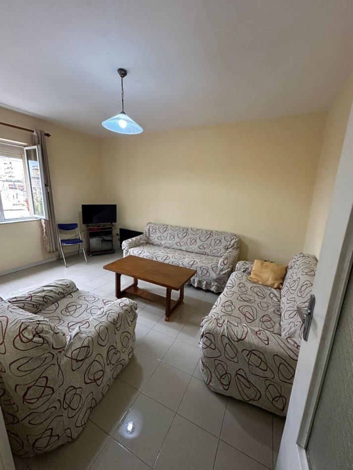 jepet me qera apartament 1+1+Ballkon Kati 1, 90 m² 410 € (Pazari ri)