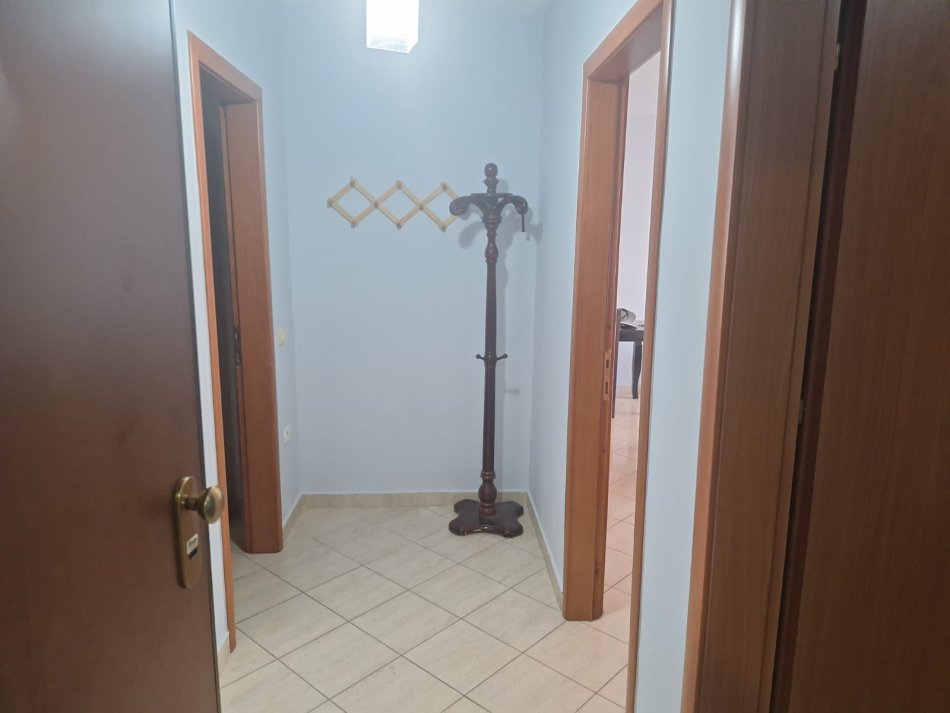 APARTAMENT  2+1  ME QIRA 600 €  SELVIA