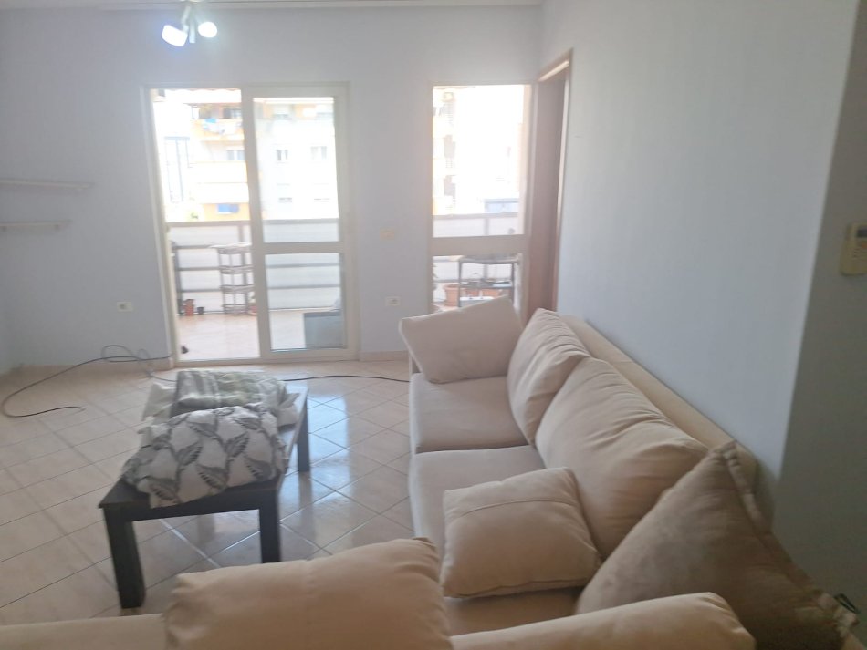 APARTAMENT  2+1  ME QIRA 600 €  SELVIA
