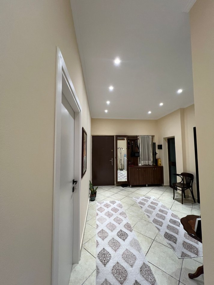 Tirane, jepet me qera apartament 2+1+Ballkon Kati 1, 90 m² 500 € (Don Bosko)