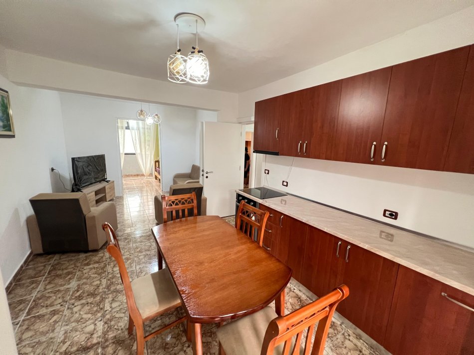 Tirane, jap me qera apartament 2+1+Ballkon Kati 2, 80 m² 500 € (rruga asim vokshi)