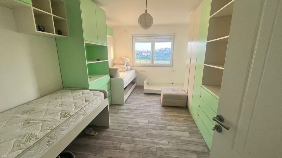 Tirane, jepet me qera apartament 2+1+Ballkon Kati 5, 70 m² 650 € (Rr Kavajes)