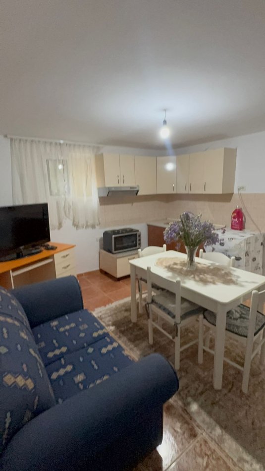 Tirane, jepet me qera apartament 2+1 Kati 1, 420 € 