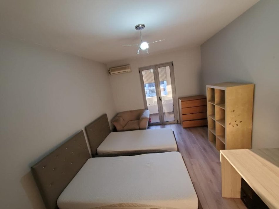 Tirane, jepet me qera apartament 2+1+Ballkon Kati 5, 80 m² 650 € (rruga bardhyl)