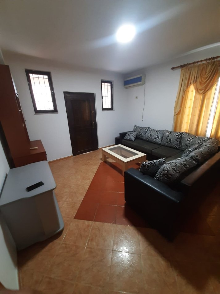 Tirane, jepet me qera apartament 1+1 Kati 1, 70 m² 350 € (5 Maj)