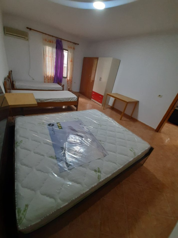 Tirane, jepet me qera apartament 1+1 Kati 1, 70 m² 350 € (5 Maj)
