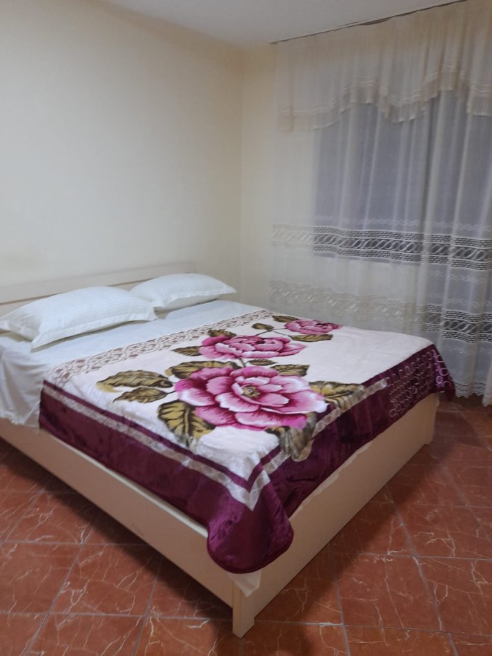 Tirane, jepet me qera apartament 2+1 Kati 1, 80 m² 420 € (Brryli)