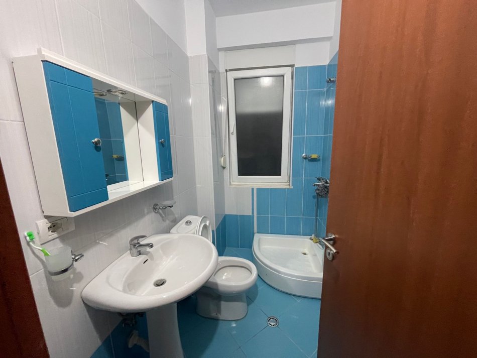 Tirane, jepet me qera apartament 2+1 Kati 2, 87 m² 550 € (Liqeni i Thate)