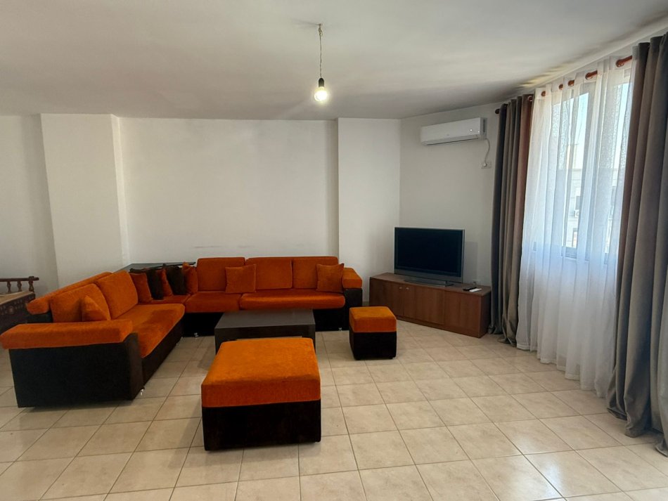Tirane, jepet me qera apartament 1+1 Kati 9, 71 m² 400 € (Pallatet Cabej)