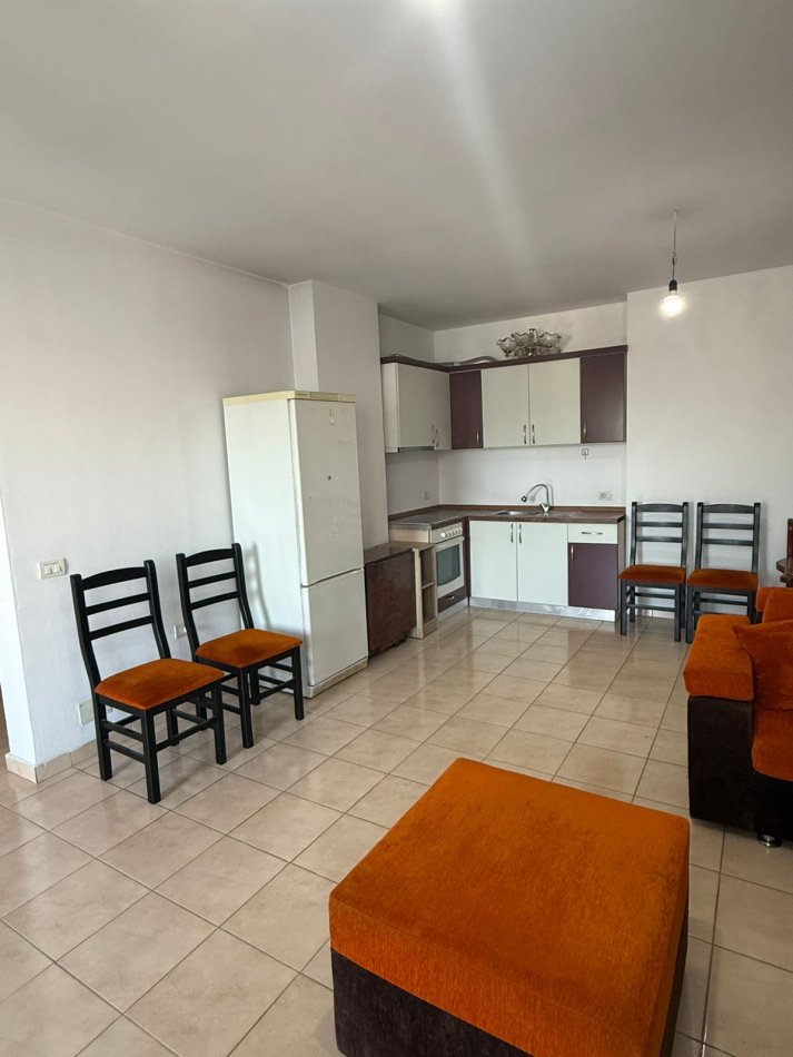 Tirane, jepet me qera apartament 1+1 Kati 9, 71 m² 400 € (Pallatet Cabej)