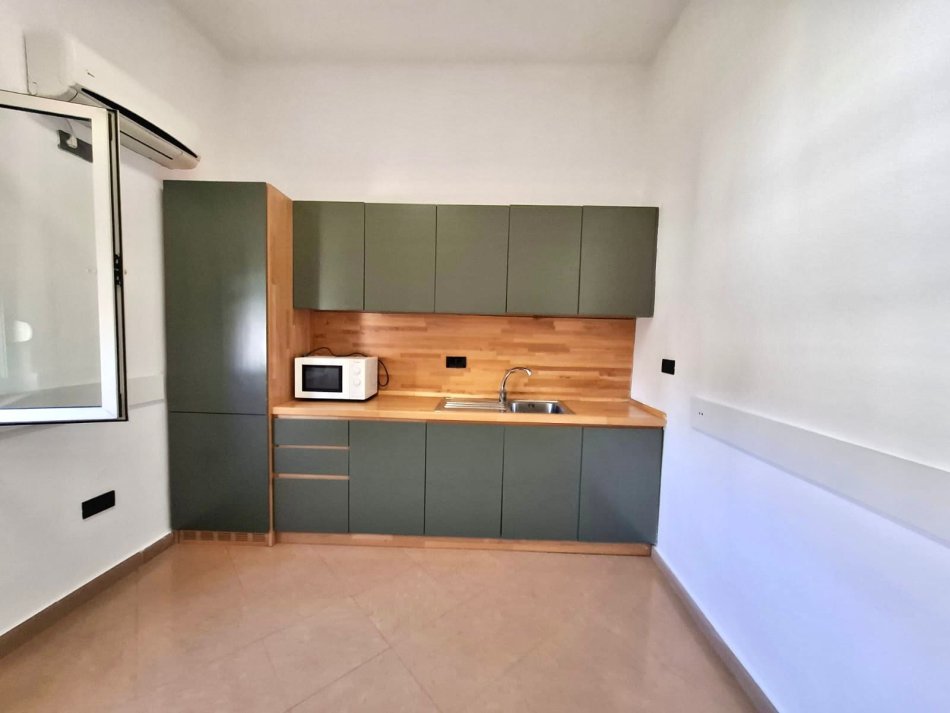 Tirane, jepet me qera zyre Kati 1, 280 m² 6.000 € 