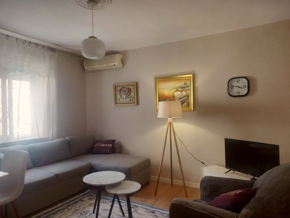 Tirane, jepet me qera apartament 1+1 Kati 3, 50 m² 550 € (Rruga e Elbasanit)