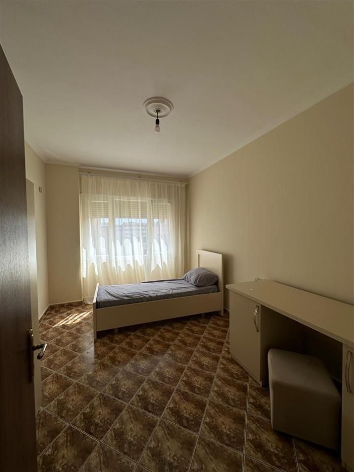 Tirane, jepet me qera apartament 2+1+Ballkon Kati 7, 120 m² 450 € (Astir)