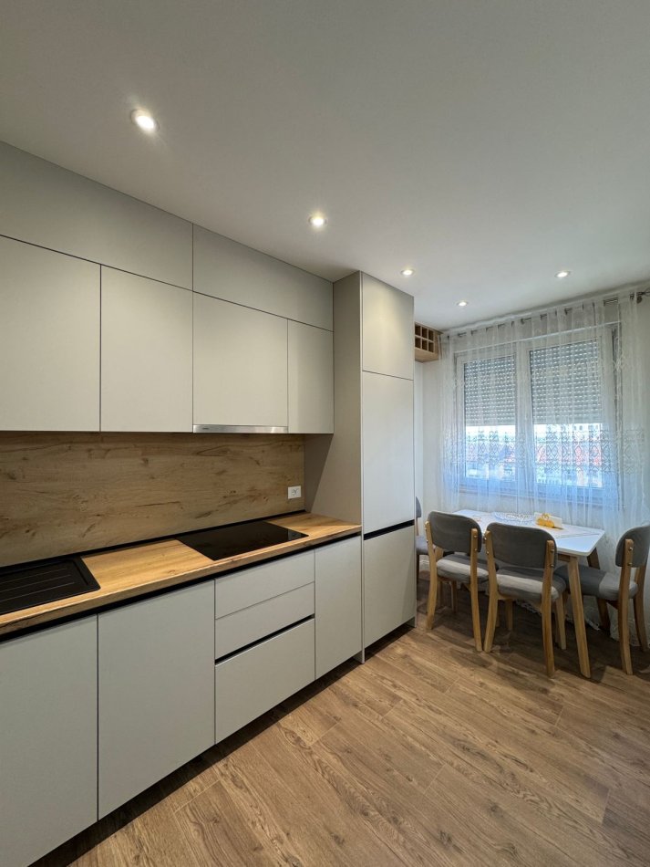 Tirane, jepet me qera apartament 3+1+Ballkon Kati 4, 127 m² 1.000 € (Farmacia 10, Rr.e Dibres)