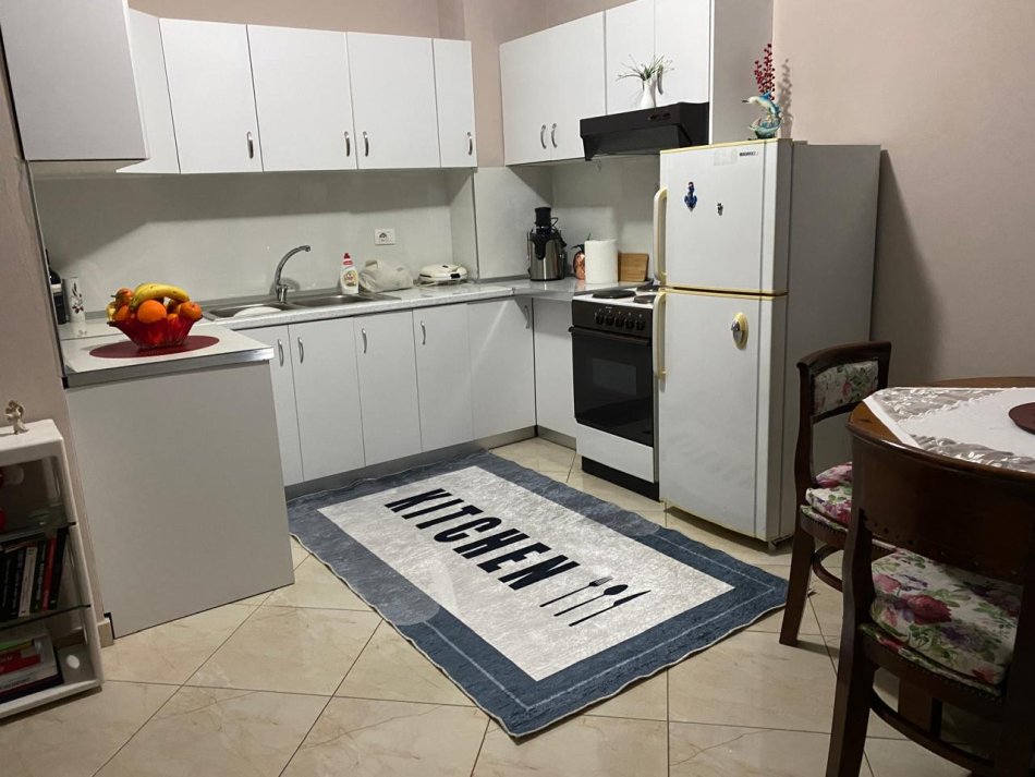 Tirane, jepet me qera apartament 1+1 Kati 5, 65 m² 450 € (Golden Park , Yzberisht)