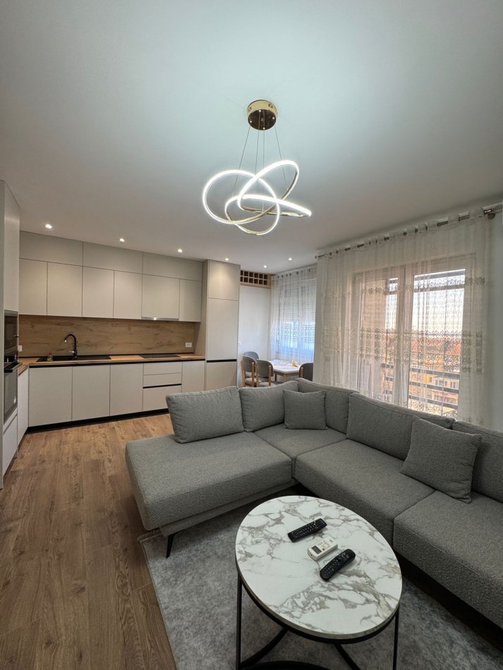 Tirane, jepet me qera apartament 3+1+Ballkon Kati 4, 127 m² 1.000 € (Farmacia 10, Rr.e Dibres)