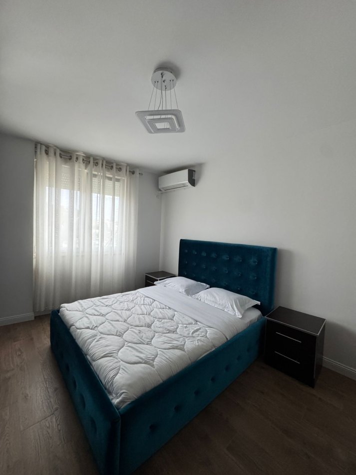 Tirane, jepet me qera apartament 3+1+Ballkon Kati 4, 127 m² 1.000 € (Farmacia 10, Rr.e Dibres)