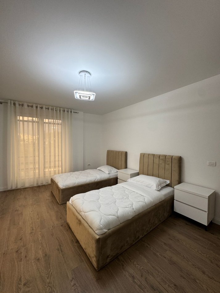 Tirane, jepet me qera apartament 3+1+Ballkon Kati 4, 127 m² 1.000 € (Farmacia 10, Rr.e Dibres)