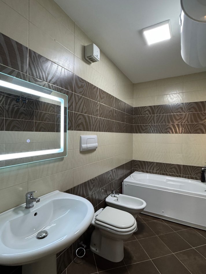 Tirane, jepet me qera apartament 3+1+Ballkon Kati 4, 127 m² 1.000 € (Farmacia 10, Rr.e Dibres)