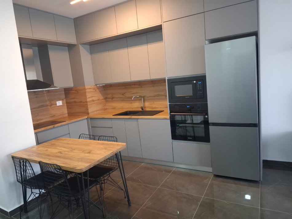 Tirane, jepet me qera apartament 2+1+Ballkon Kati 5, 90 m² 600 € (Golden Park, Yzberisht)