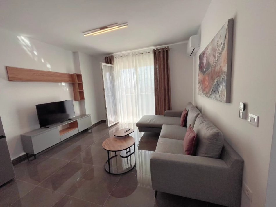 Tirane, jepet me qera apartament 2+1+Ballkon Kati 5, 90 m² 600 € (Golden Park, Yzberisht)
