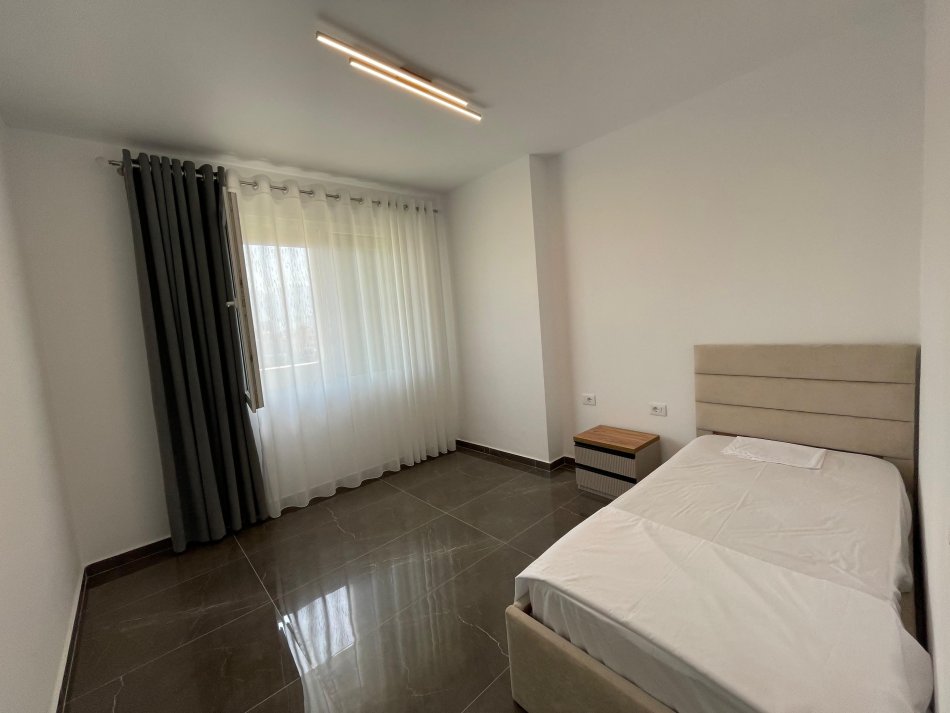 Tirane, jepet me qera apartament 2+1+Ballkon Kati 5, 90 m² 600 € (Golden Park, Yzberisht)