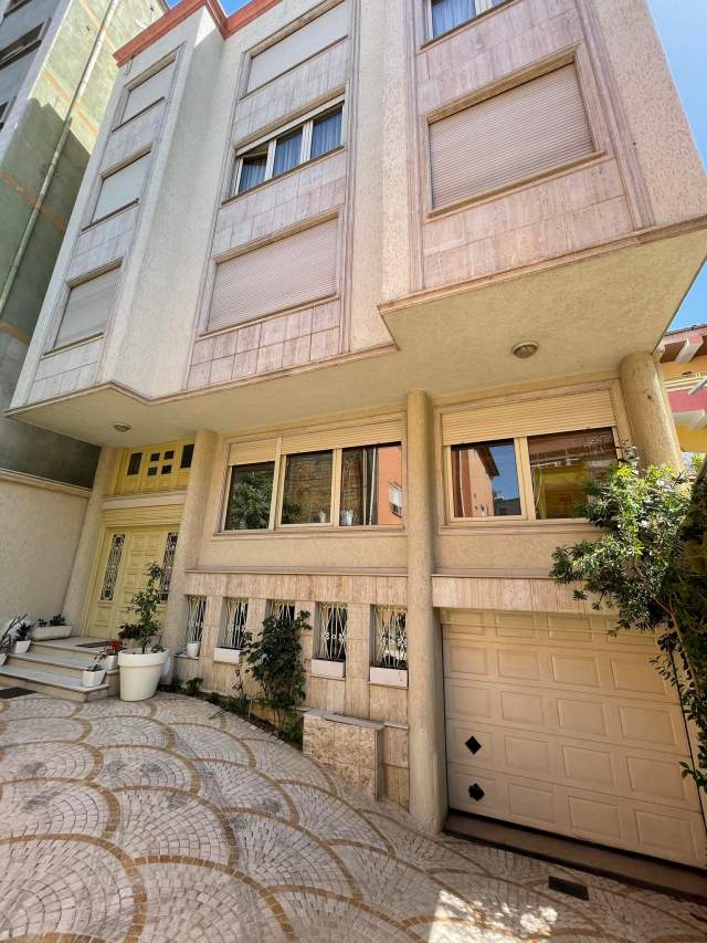 Tirane, jepet me qera ambjent biznesi Kati 4, 1.000 m² 8.000 Euro (Rruga Mine Peza)