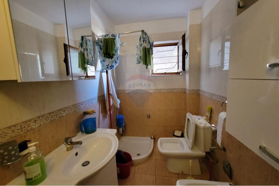 Tirane, jepet me qera 2+1 Kati 3, 72 m² 600 € (Xhamlliku)
