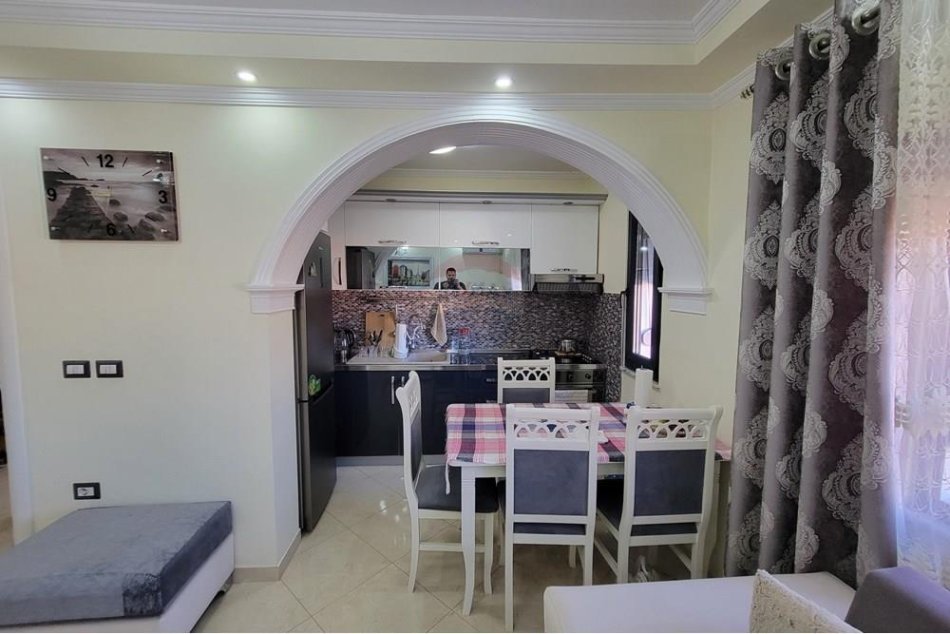 Tirane, jepet me qera 2+1 Kati 3, 72 m² 600 € (Xhamlliku)