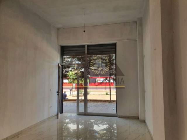 Tirane, shitet dyqan Kati 1, 30 m² 60.900 Euro (Bulevardi "Bajram Curri")