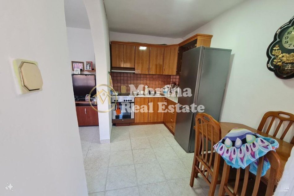 Tirane, jepet me qera apartament 1+1 Kati 2, 70 m² 800 € (Rruga Durresit)