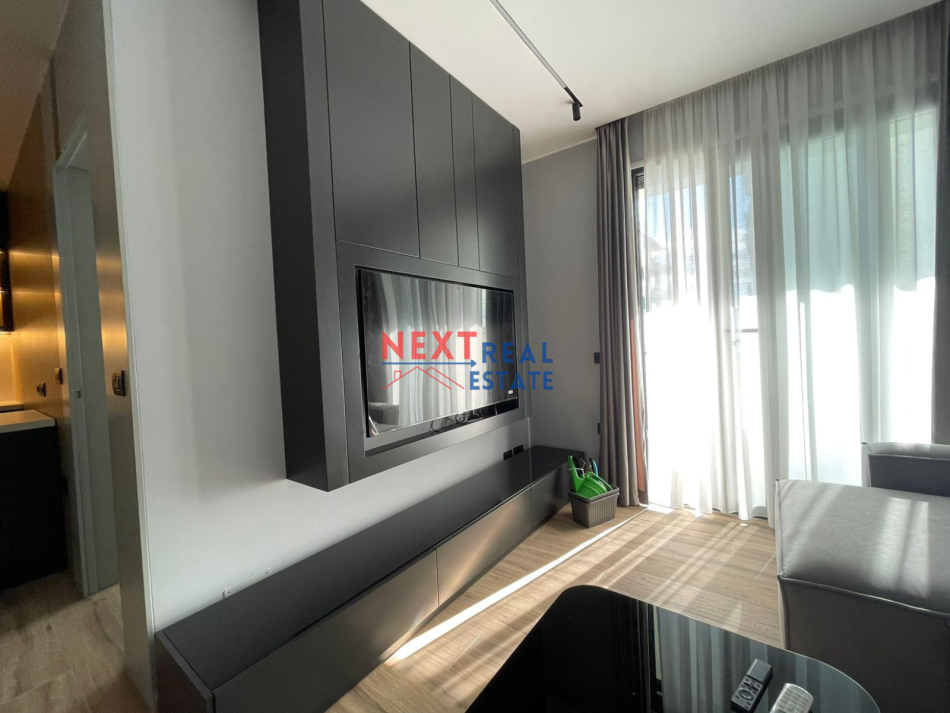 Vlore, jepet me qera apartament 2+1+Ballkon , 700 € (LUNGOMARE)