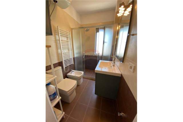 Shqiperi, jepet me qera apartament 2+1+BLK Kati 2, 105 m² 690 Euro (Komuna e Parisit)