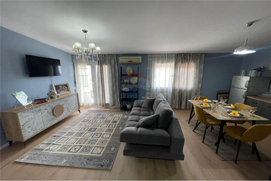 Tirane, jepet me qera apartament 1+1 Kati 12, 65 m² 1.000 € (Rruga Barrikada)
