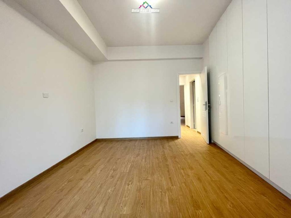 Tirane, jepet me qera apartament 2+1 Kati 4, 98 m² 800 € (Bulqvard Zogu i pare)