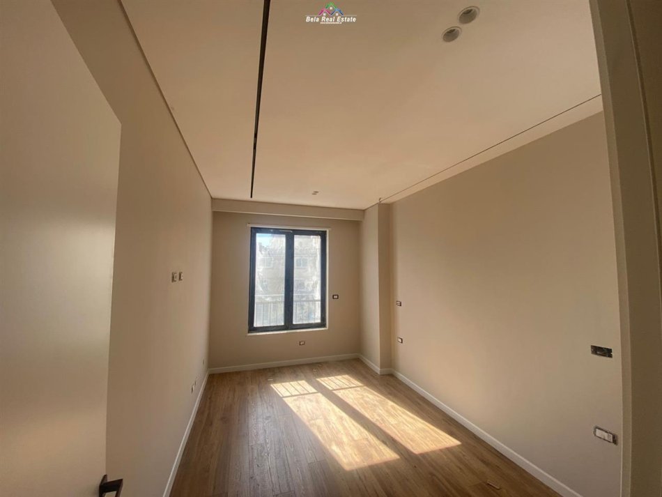 Tirane, jepet me qera zyre Kati 3, 110 m² 750 € (stacioni i trenit)
