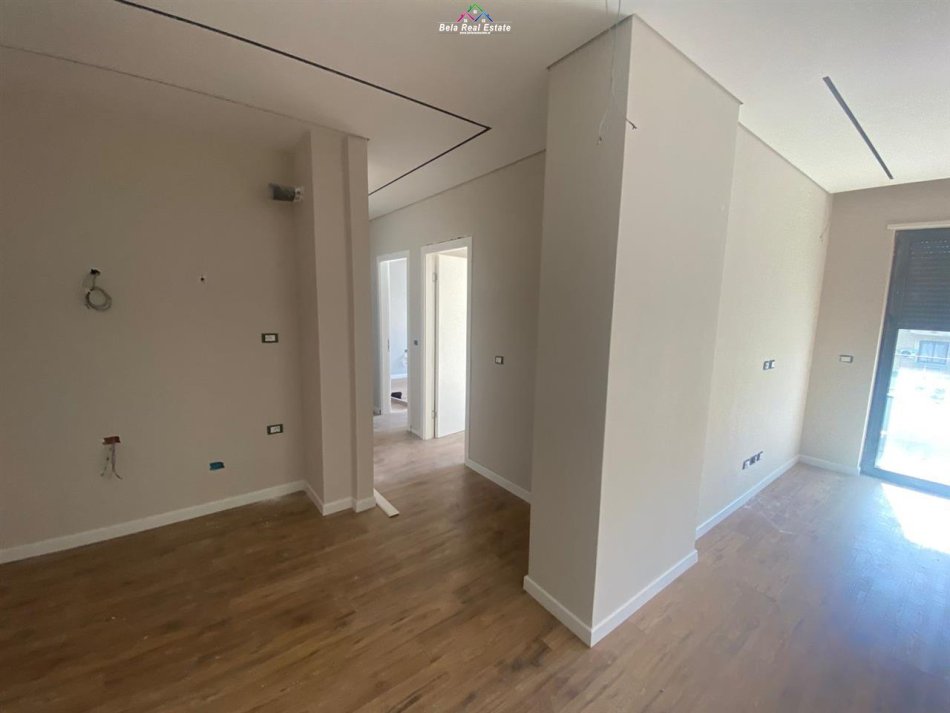 Tirane, jepet me qera zyre Kati 3, 110 m² 750 € (stacioni i trenit)