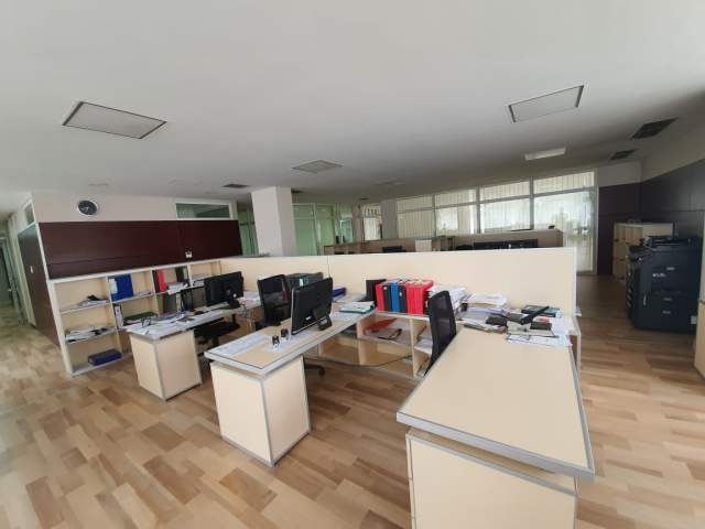 Tirane, jepet me qera ambjent biznesi Kati 3, 250 m² 2.500 Euro (kopshti zoologjik)
