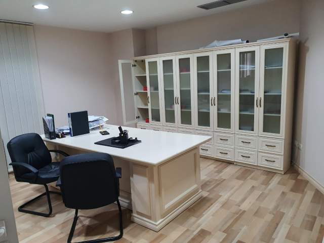 Tirane, jepet me qera ambjent biznesi Kati 3, 250 m² 2.500 Euro (kopshti zoologjik)