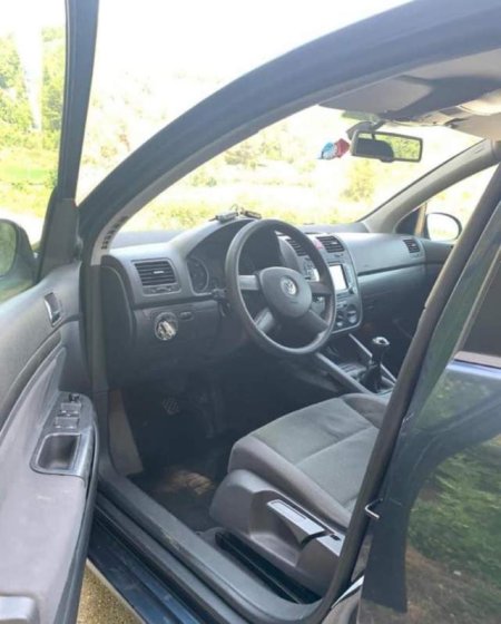 Tirane, shes makine Volkswagen GOLF V Viti 2004, 3.700 Euro