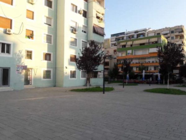 Në Parkun Qendror të Fierit, shtëpia shitet për biznes