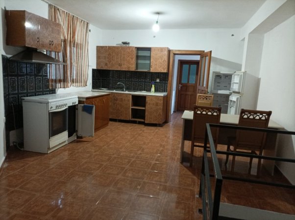 Tirane, jepet me qera shtepi private 2+1  120 m2+oborr per parking,Kati 0, 450 €