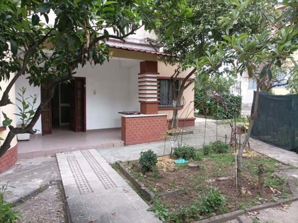 Tirane, jepet me qera shtepi private 2+1  120 m2+oborr per parking,Kati 0, 450 €