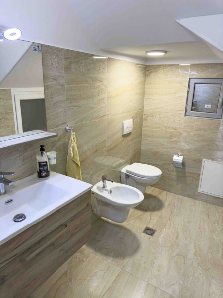 Tirane, jepet me qera Vile 2 Katshe , 520 m² 1.000 € (rruga fuat toptani)