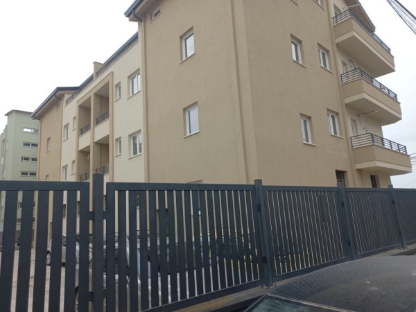 Tirane,Me Qera, mundësi Investimi për shfrytëzim me Qera Ditore/Airbnb, 12-apartament, tip 1+1, kat 2 e  3 nga toka, në palla ri, rr."Jashar Erebara" pranë Bulevardit të Ri/ e bllokut Magazinave "Siri Kodra", 2-km/30min në këmbë (10min auto) nga qendra / sheshi "Skënderbej" Tirane