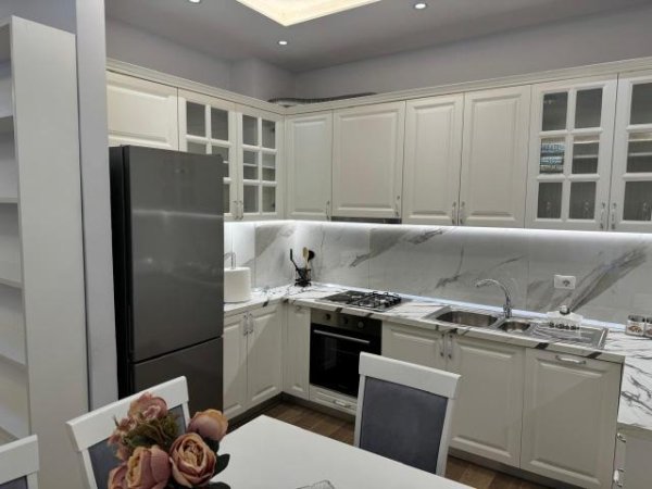 Tirane, jepet me qera apartament 2+1+Ballkon Kati 3, 100 m² 600 € (Spitali Amerikan 3- Kompleksi Golden Park)