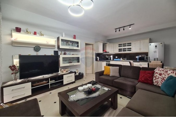 Tirane, jepet me qera apartament 2+1 Kati 6, 118 m² 500 € (Yzberisht &#039;KMY&#039;)