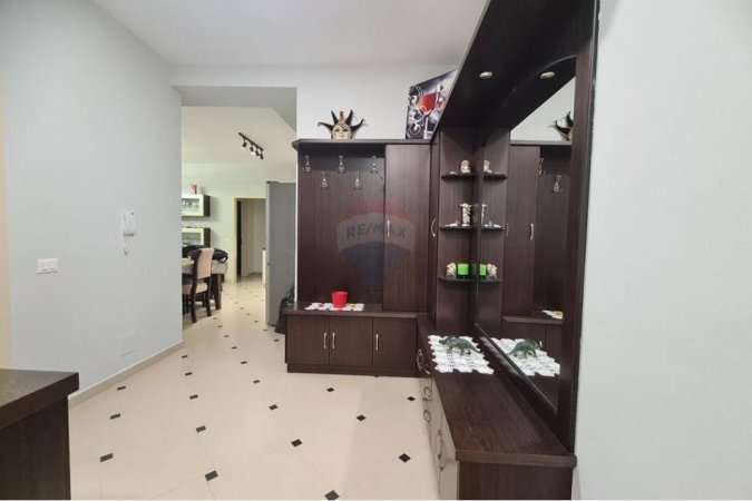 Tirane, jepet me qera apartament 2+1 Kati 6, 118 m² 500 € (Yzberisht &#039;KMY&#039;)