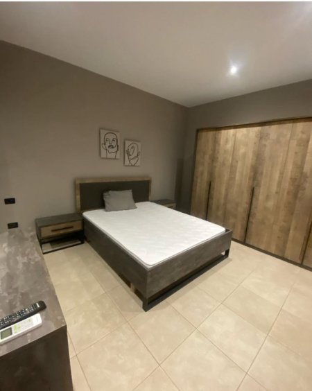 Tirane, jepet me qera apartament 1+1+Ballkon Kati 2, 50 m² 370 € (Rr. Kristaq Capo mbi kompleksin Grand)